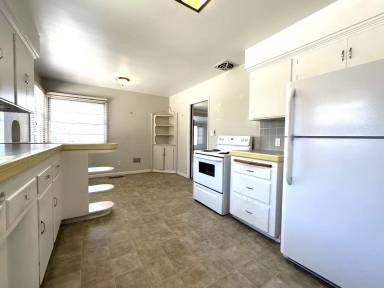 Main picture of 5824 Adelaide Ave