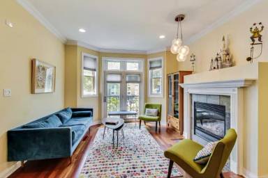 Main picture of 5859 N Winthrop Ave