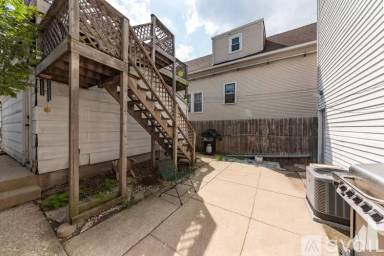 Main picture of 1421 W Fletcher St