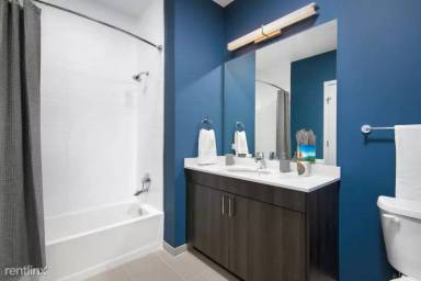 Main picture of 760 N Milwaukee Ave