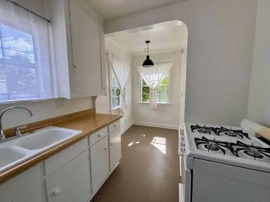 Main picture of 2809 Rowena Ave