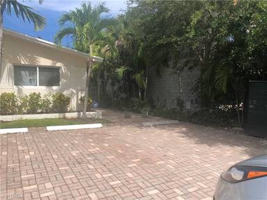 Main picture of 642 NE 17th Way