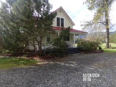Main picture of 6180 Saxon Rd