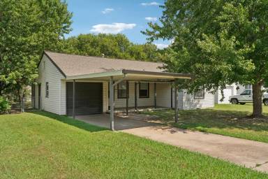 Main picture of 5727 E 3rd St