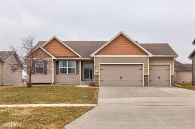Main picture of 407 NE 46th St
