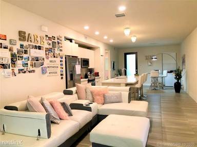 Main picture of Apex At Park Central Cond