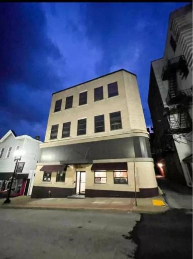 Main picture of 17 W 2nd St