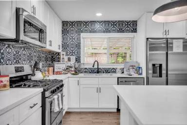 Main picture of 5676 Bloomfield St