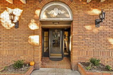 Main picture of 830 Lake St