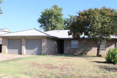Main picture of 7611 NW Kingsbury Ave