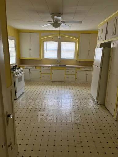 Main picture of 903 W 5th St