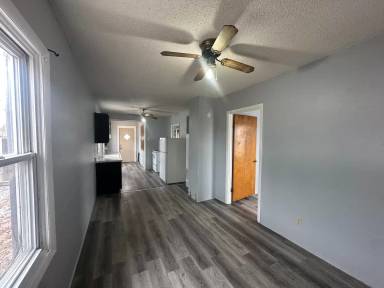 Main picture of 102 W Overland