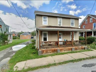 Main picture of 131 Maple St