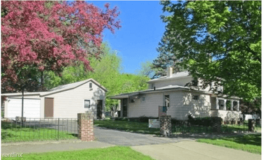 Main picture of 303 Spring St