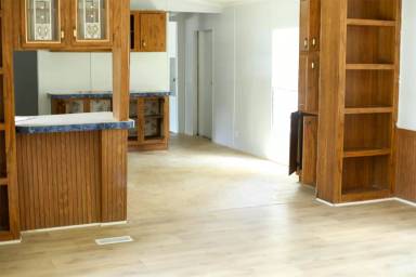 Main picture of 31 Robin Ln W