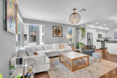 Main picture of 25325 Parklane Dr