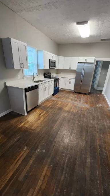 Main picture of 723 W Victory Dr
