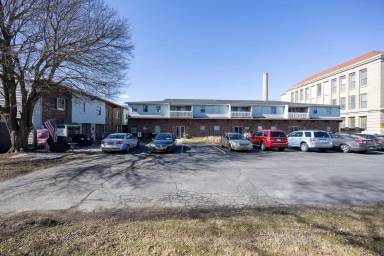 Main picture of 296 Main St
