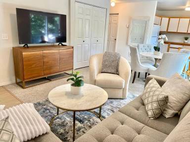 Main picture of 1550 NW Milwaukee Ave