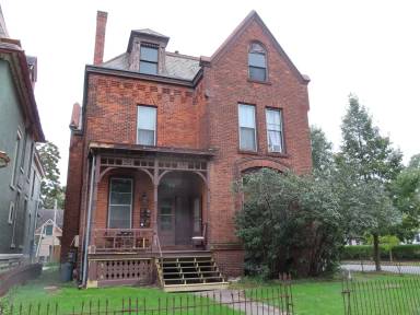 Main picture of 921 W Berry St