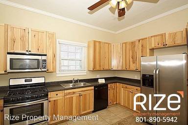 Main picture of 940 W Montague Ave