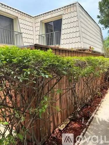 Main picture of 1700 Embassy Dr