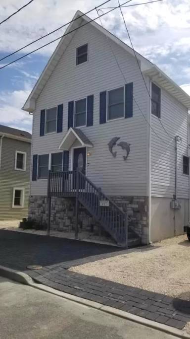Main picture of 61 Fielder Ave