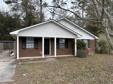 Main picture of 220 Garden Cir