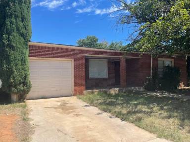 Main picture of 904 NW 4th St