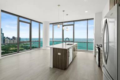 Main picture of 899 S Michigan Ave