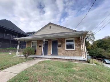 Main picture of 643 W 1st St