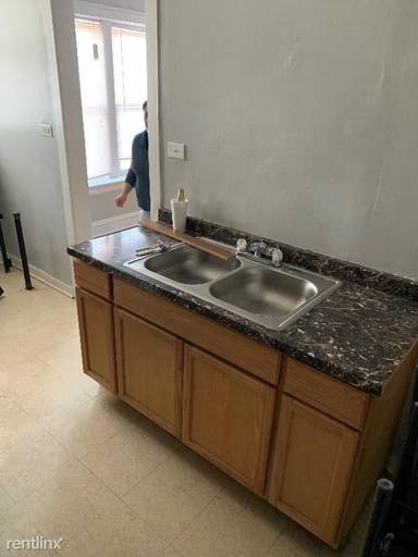 Main picture of 1739 E 75th St