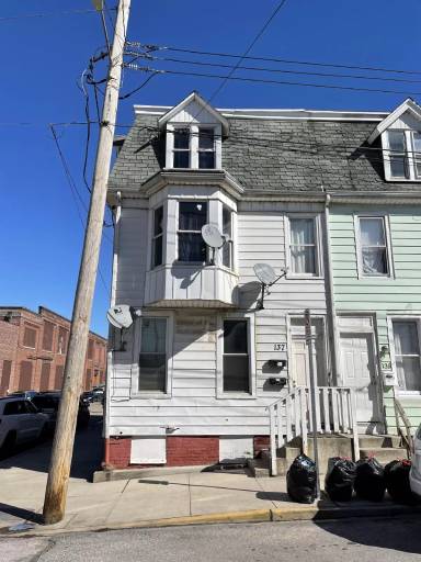 Main picture of 137 N West St