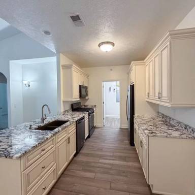 Main picture of 1000 Adams Pointe Blvd