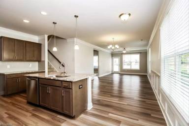 Main picture of 800 Riley Ln