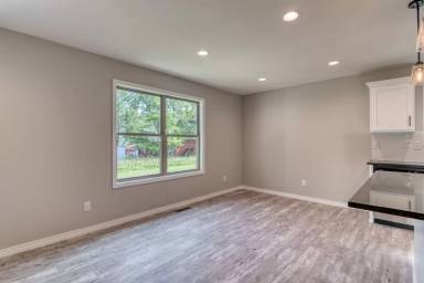 Main picture of 1213 E Paragon