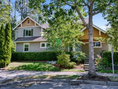 Main picture of 2534 Larchmount Dr NE