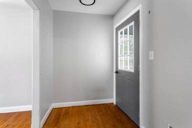 Main picture of 1101 1/2 W Wisconsin Ave