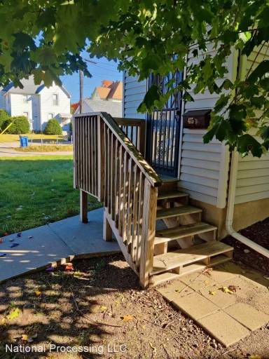 Main picture of 415 S Oak Ave