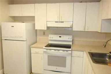 Main picture of 10825 SW 112th Ave