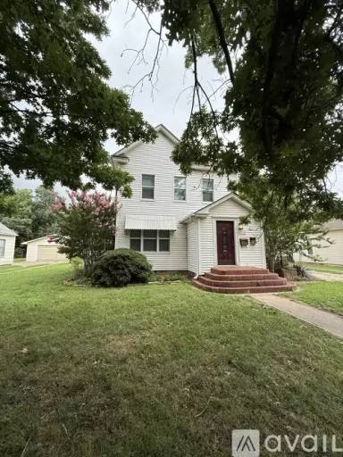 Main picture of 319 E Thatcher St