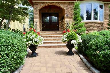 Main picture of 29 Oakwood Ave