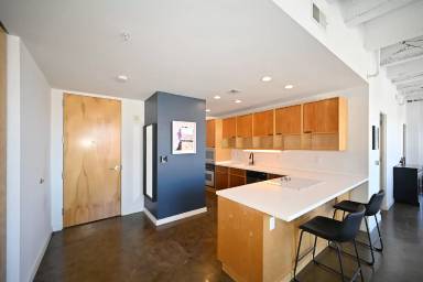 Main picture of 21 W 10th St