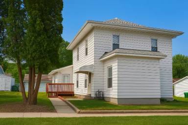 Main picture of 111 7th St NE