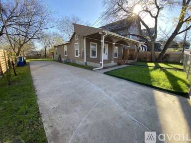 Main picture of 2511 E 9th St