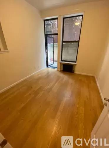 Main picture of 125 E 82nd St