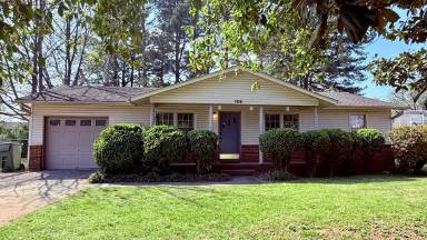 Main picture of 105 Superior Ave SE