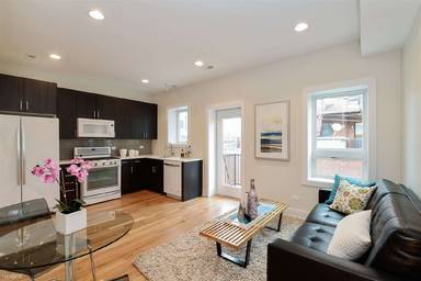 Main picture of 4639 N Broadway St
