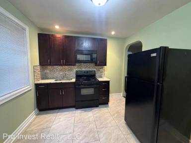 Main picture of 2436 W 68th St