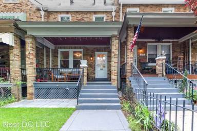 Main picture of 321 17th Pl NE
